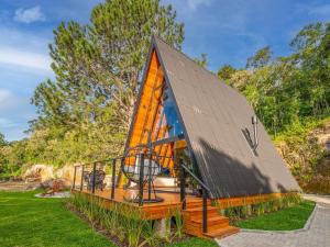 ein kleines Haus mit Satteldach in der Unterkunft Cabana Memórias in Gramado