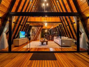 Blick auf ein Wohnzimmer in einem Zelt in der Unterkunft Cabana Memórias in Gramado