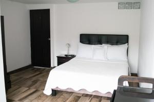 A bed or beds in a room at Hotel Diego Pacho