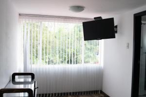 A television and/or entertainment centre at Hotel Diego Pacho