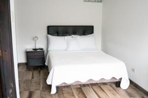 A bed or beds in a room at Hotel Diego Pacho