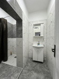 A bathroom at Apartmani Ćosić - Kuršumlijska banja