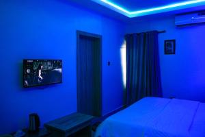 TV a/nebo společenská místnost v ubytování Marquee Land Hotel