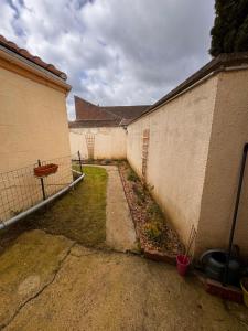 an alley between two buildings with a fence at Appartement à louer in Longueil-Sainte-Marie