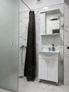 A bathroom at Apartmani Ćosić - Kuršumlijska banja