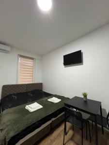 A television and/or entertainment centre at Apartmani Ćosić - Kuršumlijska banja