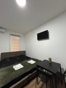 A television and/or entertainment centre at Apartmani Ćosić - Kuršumlijska banja