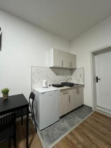 A kitchen or kitchenette at Apartmani Ćosić - Kuršumlijska banja