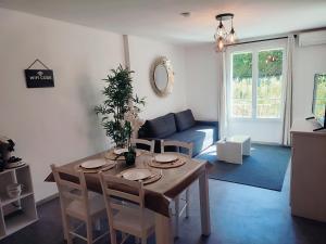 Khu vực ghế ngồi tại Douceur du Verdon- Climatisé avec Piscine, Parking