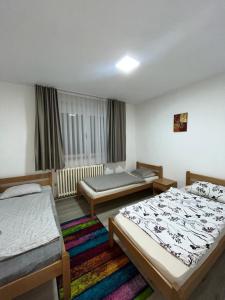 サラエボにあるApartman DMのベッドが2つと窓のある部屋 +9枚の写真