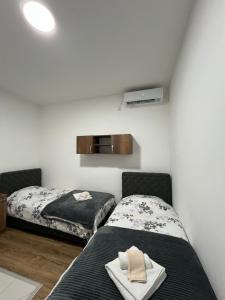 A bed or beds in a room at Apartmani Ćosić - Kuršumlijska banja