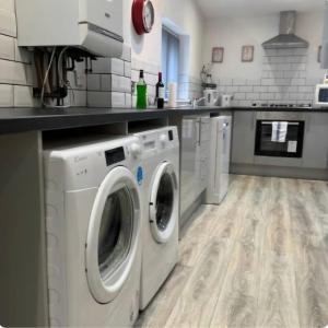 Kuchyň nebo kuchyňský kout v ubytování Quarto 5 casa compartilhada no L6