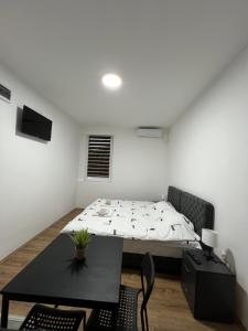A bed or beds in a room at Apartmani Ćosić - Kuršumlijska banja