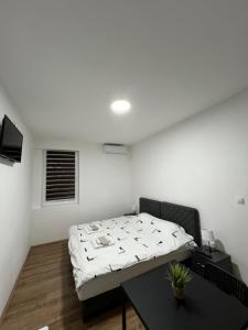 A bed or beds in a room at Apartmani Ćosić - Kuršumlijska banja