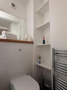 Un baño de A cozy flat in Westminster