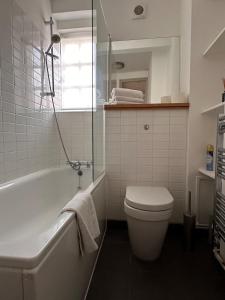 Un baño de A cozy flat in Westminster 3 fotos más