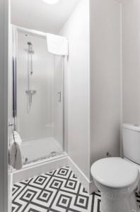 Koupelna v ubytování City Centre Studio 7 with Kitchenette, Free Wifi and Smart TV by Yoko Property