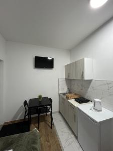A kitchen or kitchenette at Apartmani Ćosić - Kuršumlijska banja