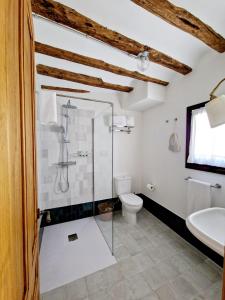 a bathroom with a glass shower and a toilet at La Casa de la Rufi in Colmenar de Oreja