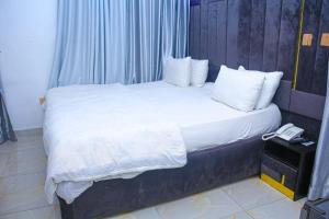 Voodi või voodid majutusasutuse Marquee Land Hotel toas