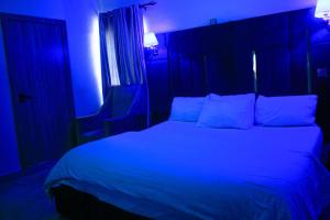 Voodi või voodid majutusasutuse Marquee Land Hotel toas