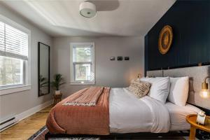 Postel nebo postele na pokoji v ubytování Perch Cottages #9 - Mountain Views, Sauna, Private Creek Access