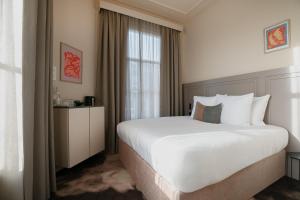 a bedroom with a large white bed and a window at Metzlr House in Haarlem +81 photos