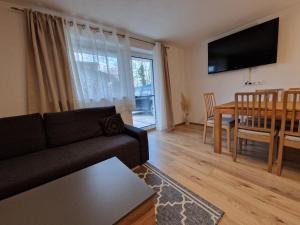Televízia a/alebo spoločenská miestnosť v ubytovaní Apartment Bergblick