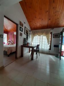 a living room with a table and a bed at La Mar en Coche in San Salvador de Jujuy +7 photos