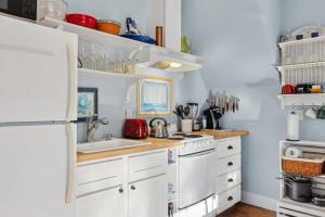 Η κουζίνα ή μικρή κουζίνα στο The Little Pearl by Seabrook Hospitality