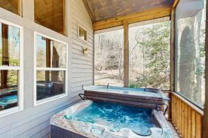 Bazén v ubytování Toccoa Hideaway nebo v jeho okolí
