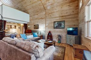 TV a/nebo společenská místnost v ubytování Toccoa Hideaway