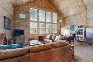 TV a/nebo společenská místnost v ubytování Toccoa Hideaway