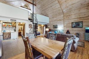 TV a/nebo společenská místnost v ubytování Toccoa Hideaway