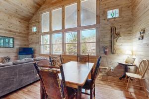 TV a/nebo společenská místnost v ubytování Toccoa Hideaway