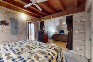 Postel nebo postele na pokoji v ubytování Toccoa Hideaway