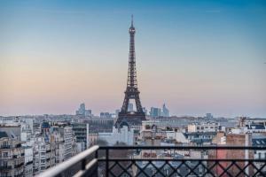 巴黎Hotel SAX Paris, LXR Hotels & Resorts的阳台享有艾菲尔铁塔的景致。