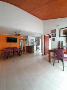a living room with a table and chairs and a kitchen at La Mar en Coche in San Salvador de Jujuy