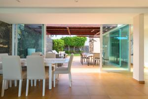 a dining room with a table and chairs at Villa Viña del Mar in Maspalomas