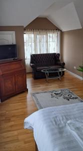 TV a/nebo společenská místnost v ubytování American Style Vacation Home