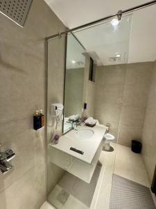 Bilik mandi di Airreside Gulberg Retreat at Zameen Aurum +78 gambar