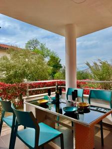 a patio with a table and chairs on a balcony at Apartments Terra Solaris in Medulin