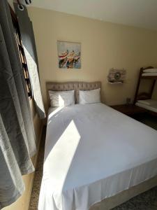Cama ou camas em um quarto em Pousada Kembali Maresias