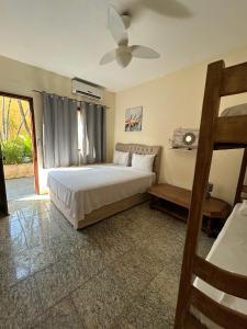 Cama ou camas em um quarto em Pousada Kembali Maresias