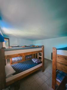 Ένα ή περισσότερα κρεβάτια σε δωμάτιο στο Hostel La Resolana