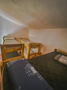 Ένα ή περισσότερα κρεβάτια σε δωμάτιο στο Hostel La Resolana