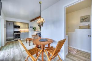 Dapur atau dapur kecil di 108 Middle Terrace #3 by Catalina Island Vacation Rentals