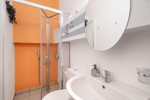 A bathroom at Anemomiloi Studios