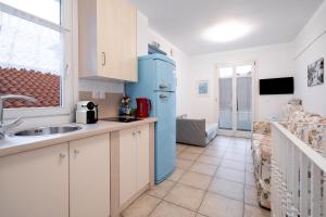 A kitchen or kitchenette at Anemomiloi Studios