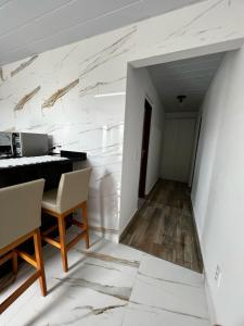 a room with a piano and a table and chairs at Apartamento próximo ao Aeroporto de Floripa in Florianópolis